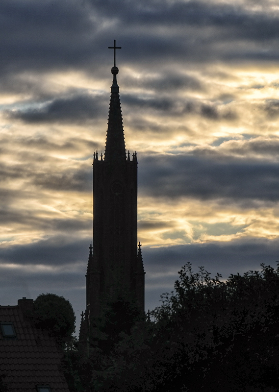Mecklenburgische Seenplatte SAM_4447 Kopie.jpg - Kirche von Malchow kurz vor Sonnenuntergang